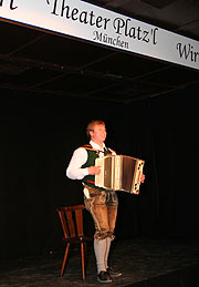 Simon Berger machte den Auftakt auf der Theater Platz'l Bühne (Foto. Martin Schmitz)